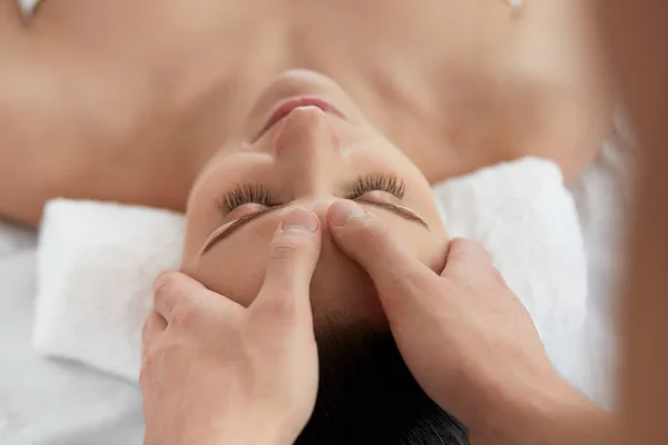 Joven Hermosa Mujer Disfrutando Envejecimiento Masaje Male Facial Terapeuta Haciendo — Foto de Stock