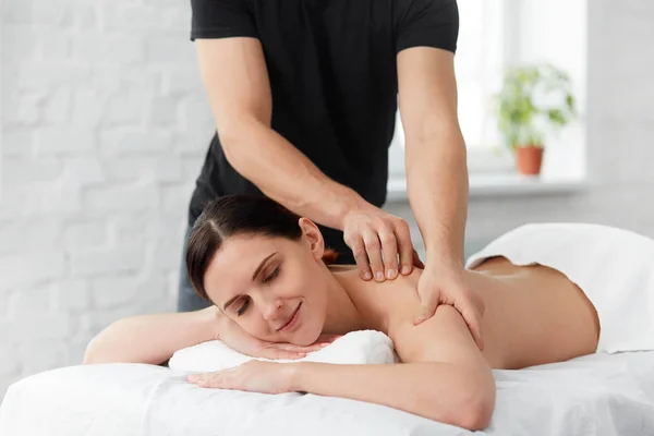 Junge Schöne Frau Genießt Eine Rückenmassage Professionelle Massagetherapeutin Behandelt Eine — Stockfoto