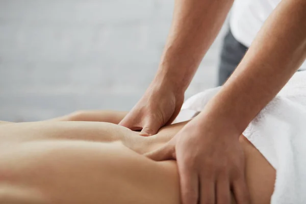 Ung Vacker Man Njuter Ryggmassage Professionell Massageterapeut Behandlar Manlig Patient — Stockfoto