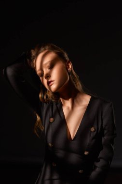 Sürrealist portre. Dramatik bir kız karanlıkta portresi