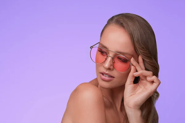 Retrato Bela Jovem Com Maquiagem Perfeita Usando Óculos Sol Rosa — Fotografia de Stock