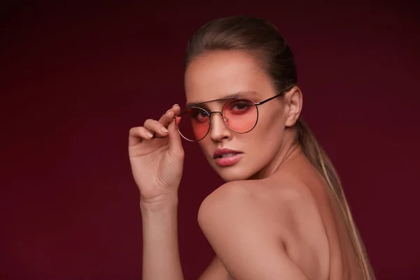 Retrato Bela Jovem Com Maquiagem Perfeita Usando Óculos Sol Rosa — Fotografia de Stock