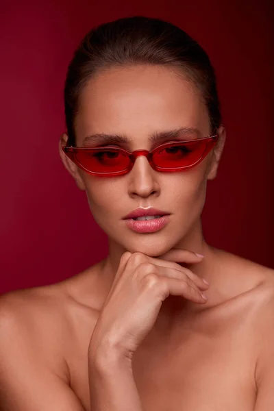 Retrato Bela Jovem Com Maquiagem Perfeita Usando Óculos Sol Vermelhos — Fotografia de Stock