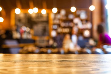 Kahve dükkanı arka plan bulanık ahşap üst masa. Ürünlerinizi sergilemek veya montajiçin ahşap masayı türün. Kafe veya kafede bulanıklık, restoran arka planı.