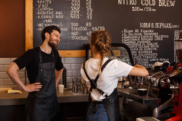 Két Fiatal Mosolygós Barista Dolgozik Professzionális Barista Csapat Kávét Főz — Stock Fotó