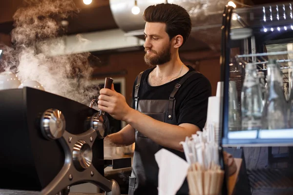 Fiatal Mosolygós Férfi Barista Kávét Készít Professzionális Kávéfőző Géppel Kávét — Stock Fotó