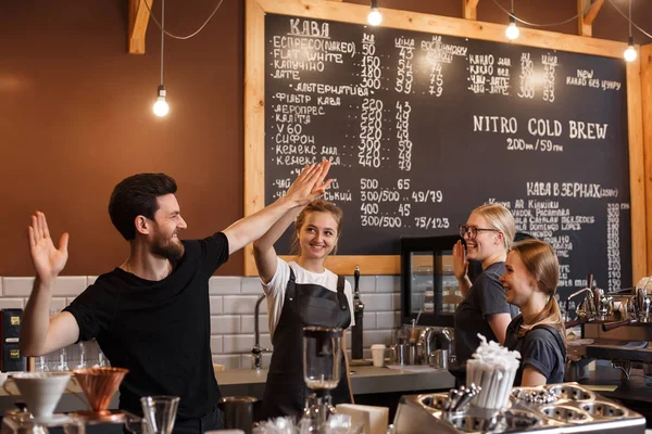 Két Fiatal Mosolygós Barista Dolgozik Professzionális Barista Csapat Kávét Főz — Stock Fotó