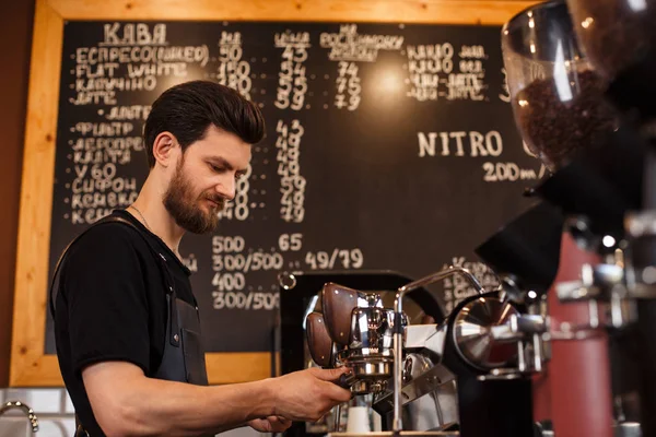 Unga Leende Manliga Barista Gör Kaffe Med Hjälp Professionell Kaffebryggare — Stockfoto