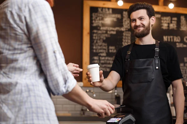 Fiatal Mosolygós Férfi Barista Egy Csésze Kávét Ügyfélnek Fiatal Reggeli — Stock Fotó