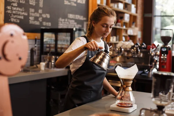 Professzionális Barista Kávét Készít Kemex Öntsük Kávéfőző Csepegtető Vízforraló Egy — Stock Fotó