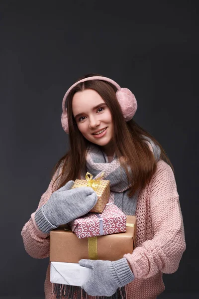 Junges Schönes Lächelndes Mädchen Strickpullover Und Rosafarbenen Flauschigen Ohrenschützern Mit — Stockfoto