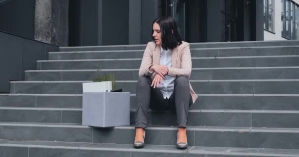 Odchod z funkce ředitele. Žena ve stresu kvůli propuštění z práce. Propuštěný zaměstnanec opustí kancelář s věcmi v krabici — Stock video