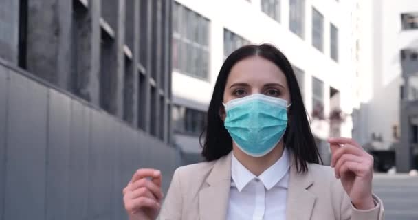 コロナウイルスは終了した。検疫終了の概念。女はマスクを脱ぐ。マスクモードは終了です。これ以上のコロナウイルスは — ストック動画