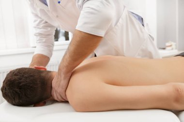 El terapisti hastaların omurgalarında elle düzeltme yapıyor. Kayropraktik, osteopati, elle tedavi, travma sonrası rehabilitasyon, spor fizyoterapisi. Alternatif tıp, ağrı kesici kavramı