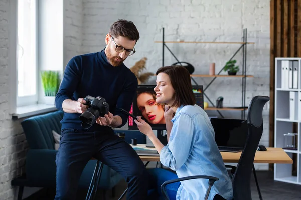 Fotograf i grafik pracujący w biurze z laptopem, monitorem, tabletem graficznym i paletą kolorów. Tworzenie zespołu omawiającego pomysły w agencji reklamowej. Retuszowanie obrazów. Praca zespołowa — Zdjęcie stockowe