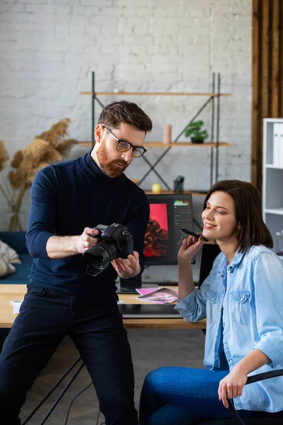 Fotograf och grafisk formgivare arbetar på kontoret med laptop, monitor, grafisk ritplatta och färgpalett. Skapa team diskuterar idéer i reklambyrå. Retuscherar bilder. Lagarbete — Stockfoto