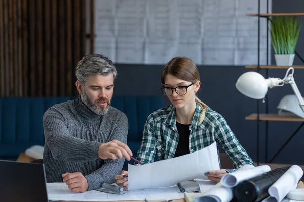 Interieur ontwerpers team werken in het kantoor met blauwdrukken en architect apparatuur, schetsen, onderhandelen en planning bouwproject. Partners discussiëren op het werk. Bedrijfsbouwconcept — Stockfoto