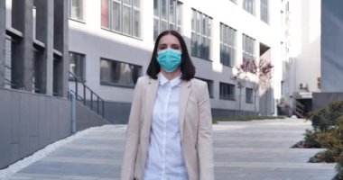 Coronavirus bitti. Karantina sona erdi. Kadın maskeyi çıkarıyor. Maske modu sona erdi. Artık koronavirüs yok.
