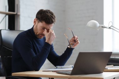 Yorgun mimar ofiste fazla mesai yapıyor. Stresli iş adamlarının finansal sorunları ve finansal krizin üstesinden gelmek için fikir arayışları var. İflas etmiş bir girişimci. Yorgunluk ve aşırı çalışma kavramı