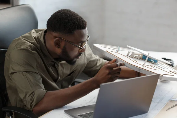 Arquitecto afroamericano trabaja en oficina con modelo 3d. Retrato del negocio del hombre barbudo guapo negro que usa anteojos que se sientan en el lugar de trabajo.El hombre de negocios confiado llegó a ser éxito.Concepto del negocio — Foto de Stock