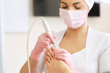 Tıbbi pedikür, pediatri uzmanı. Elektrikli makine kullanan profesyonel donanım pedikürü. Özel elektrikli aletle ayak soyma. SPA Salonu 'nda ayak tedavisi.