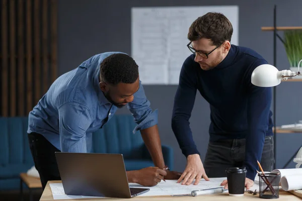 Equipo de ingenieros multirraciales trabajando en la oficina con impresiones azules y equipo de arquitecto bosquejando, discutiendo y planificando el proyecto de construcción. Socios disputando en el trabajo. Concepto de construcción empresarial — Foto de Stock