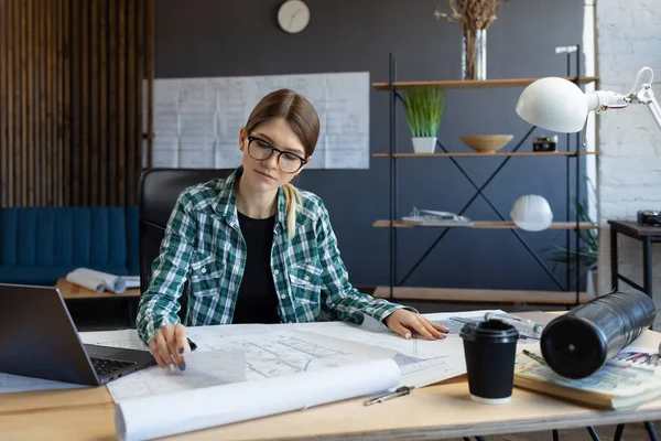 Arkitekt ritar ritningar på kontoret. Ingenjör skissar ett byggprojekt. Arkitektonisk plan. Närbild porträtt av vacker kvinna koncentrerad på arbete. Affärsbyggnadskoncept — Stockfoto