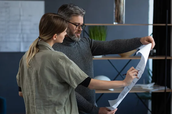 Equipo de ingenieros trabajando en la oficina con planos y equipos de arquitectos, bocetos, negociación y planificación de proyectos de construcción. Socios discutiendo en el trabajo. Concepto de construcción empresarial — Foto de Stock