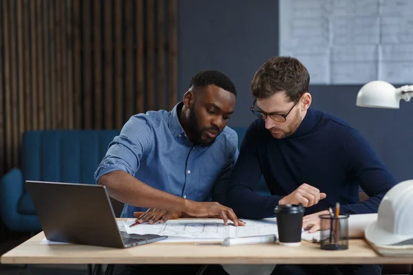 Equipo de ingenieros multirraciales trabajando en la oficina con impresiones azules y equipo de arquitecto bosquejando, discutiendo y planificando el proyecto de construcción. Socios disputando en el trabajo. Concepto de construcción empresarial — Foto de Stock