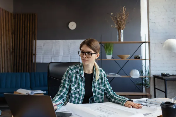 Arkitekt ritar ritningar på kontoret. Ingenjör skissar ett byggprojekt. Arkitektonisk plan. Närbild porträtt av vacker kvinna koncentrerad på arbete. Affärsbyggnadskoncept — Stockfoto