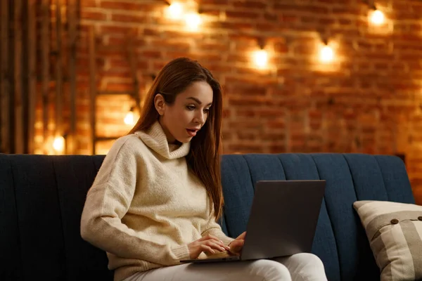 Trabajando desde casa.Comunicación en línea con colegas y freelancers.Retrato de una joven freelancer usando laptop y sonriendo. Concepto de jóvenes que trabajan con dispositivos móviles —  Fotos de Stock