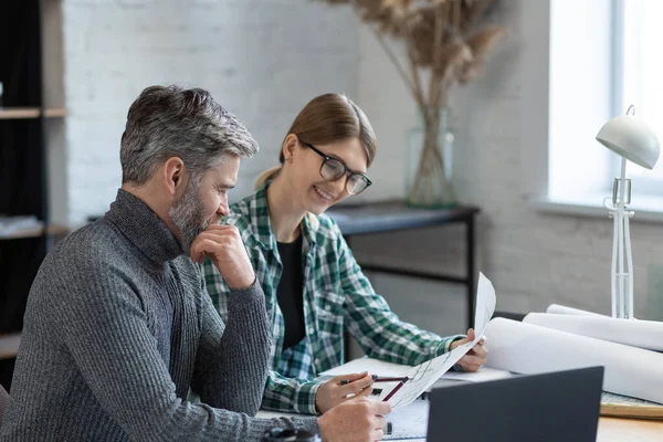 Inredningsteam som arbetar på kontoret med ritningar och arkitektutrustning, skissering, förhandling och planering av byggprojekt. Partners diskuterar på jobbet. Affärsbyggnadskoncept — Stockfoto