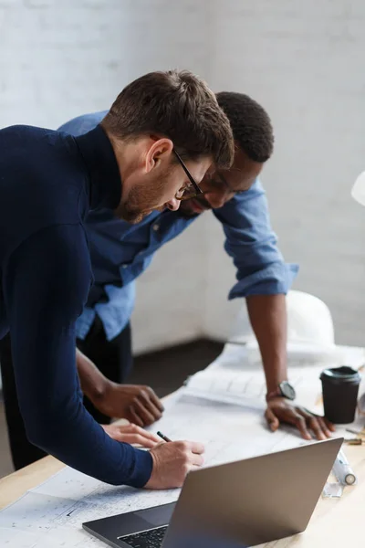 Multiracial ingenjör team som arbetar på kontoret med blå tryck och arkitektutrustning skissa, diskutera och planera byggprojekt. Partners som ifrågasätter på jobbet. Affärsbyggnadskoncept — Stockfoto