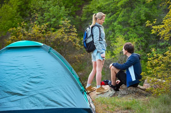 Giovane Coppia Backpackers Campeggio Viaggio Nella Foresta Durante Fine Settimana — Foto Stock