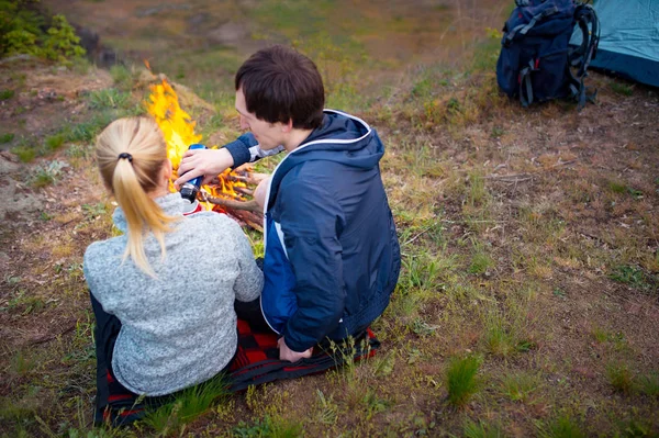 Backpacker Paar Ruht Mit Einer Tasse Tee Feuer Und Zelten — Stockfoto