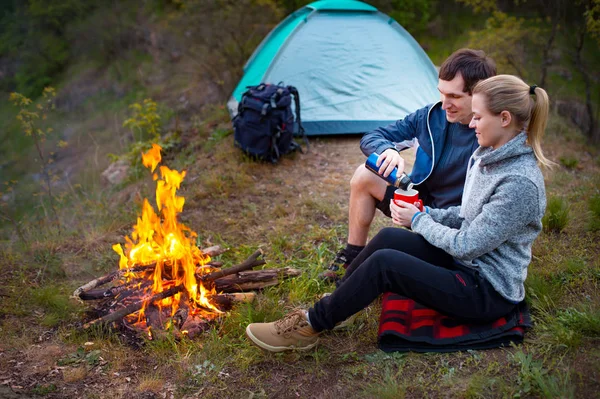 Glückliches Paar Reisende Feuer Sitzend Reisende Ruhen Sich Mit Einer — Stockfoto