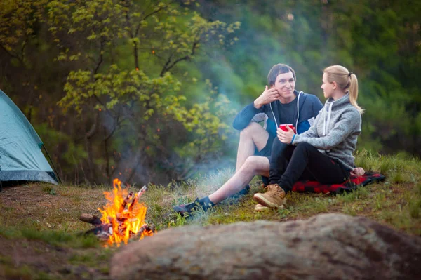 Ein Paar Reisende Sitzen Vor Dem Zelt Und Ruhen Sich — Stockfoto