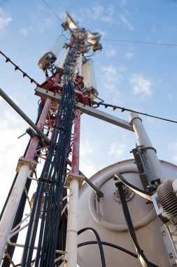 Telekomünikasyon kule mavi gökyüzüne karşı antenler ile