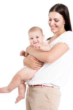 Beyaz odada gülümseyen bir çocuk ile anne sarılma 