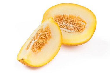 Tatlı Sarı Kavun tohumları ile dilim. Beyaz arka plan üzerinde yakın çekim