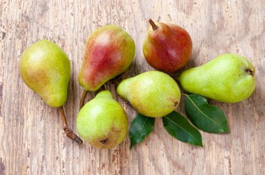 Olgun kırmızı ve yeşil armut yaprakları ile grubudur. Ahşap masa