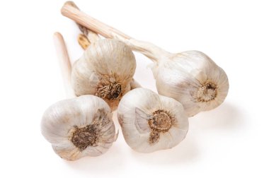 Beyaz sarımsak, beyaz arka plan üzerinde izole yığını