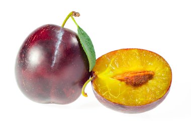 Bir buçuk erik meyve ile izole üzerinde beyaz arka plan bırakır