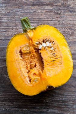 Dilimlenmiş kabak izole üzerinde ahşap arka plan