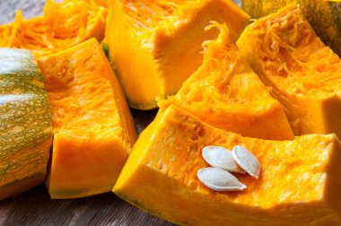 tohumları ile kabak parçaları dilimlenmiş