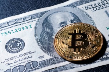 Bitcoin yüz dolarlık banknot üzerinde sembolik sikkeleri