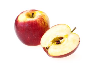 Kırmızı elma bütün ve yarım parça beyaz arka planda izole 
