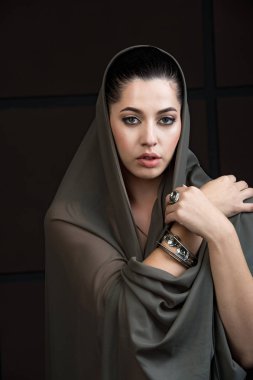 Güzel seksi genç kadın modeli ile kırmızı dudaklar, parlak makyaj, takı siyah izole mükemmel temiz cilt ile birlikte yüksek moda look.glamor closeup portresi