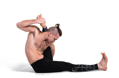 Yoga kavramı. Deneyimli yoga adam çeşitli yoga pozlar beyaz izole arka plan üzerinde gerçekleştirir.