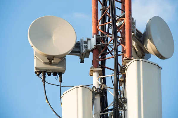 Montaż Anten Wieża Rozszerzeń Sieci Telekomunikacyjnych — Zdjęcie stockowe
